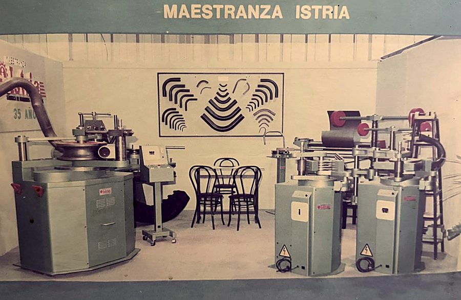 Fachada histórica de Istria Curvadoras Tubos Amortiguadores