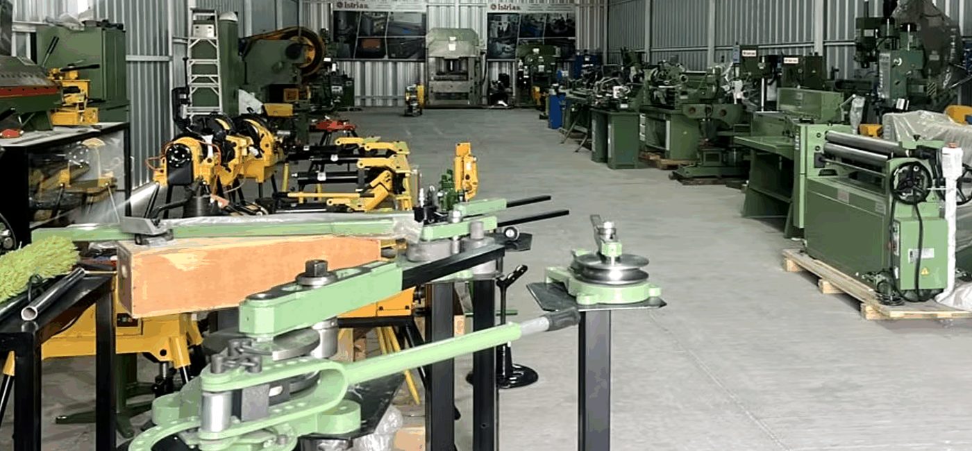 Showroom de maquinaria industrial de Istria Maestranza — tornos, prensas y roladoras
