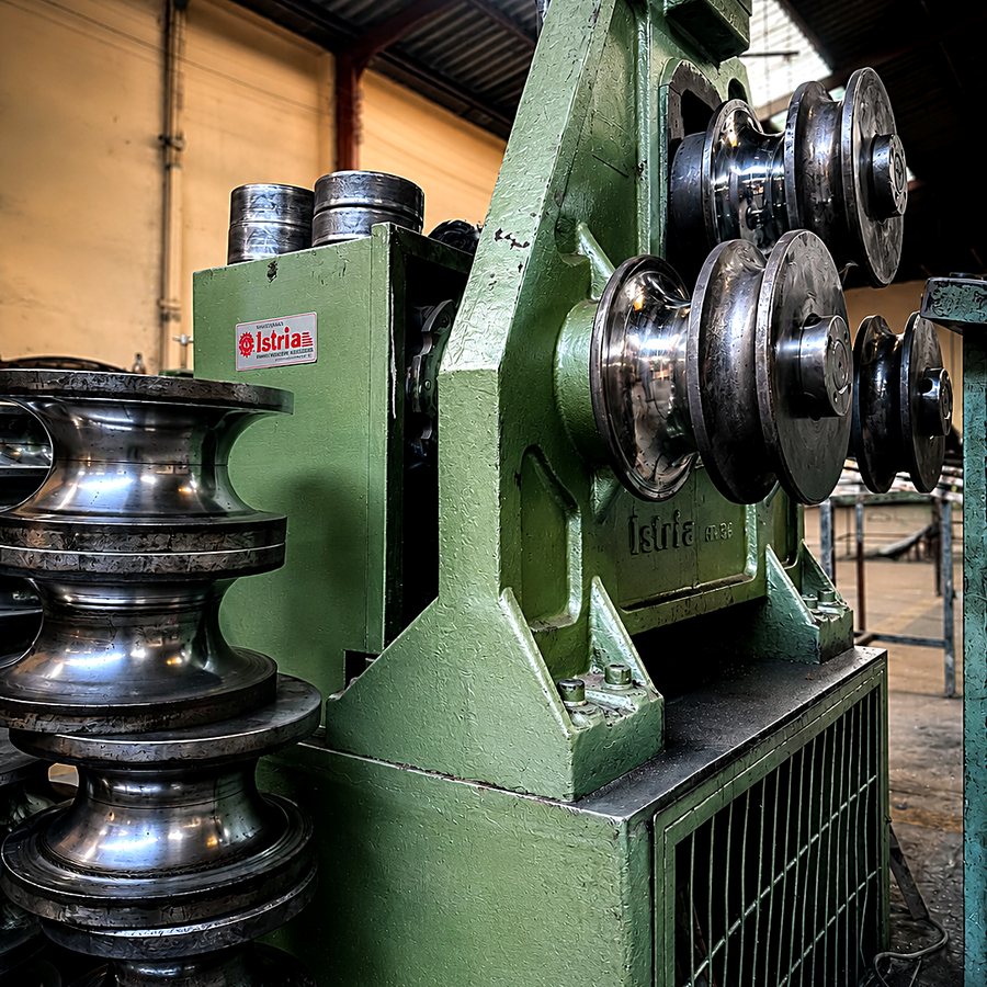Curvadora industrial Istria con rodillos de acero en el taller